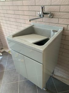 Read more about the article 告別雜亂工作陽台！5 款實用「洗衣槽櫃」設計，完美擴充收納空間