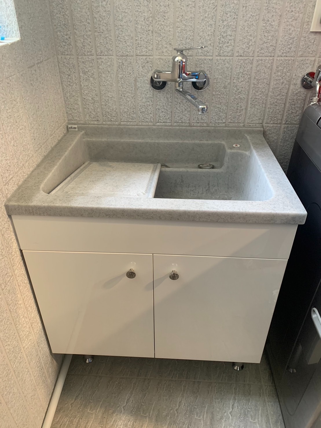 You are currently viewing 陽台裝潢必看！升級「人造石洗衣櫃」，讓家事空間兼具美感與實用性