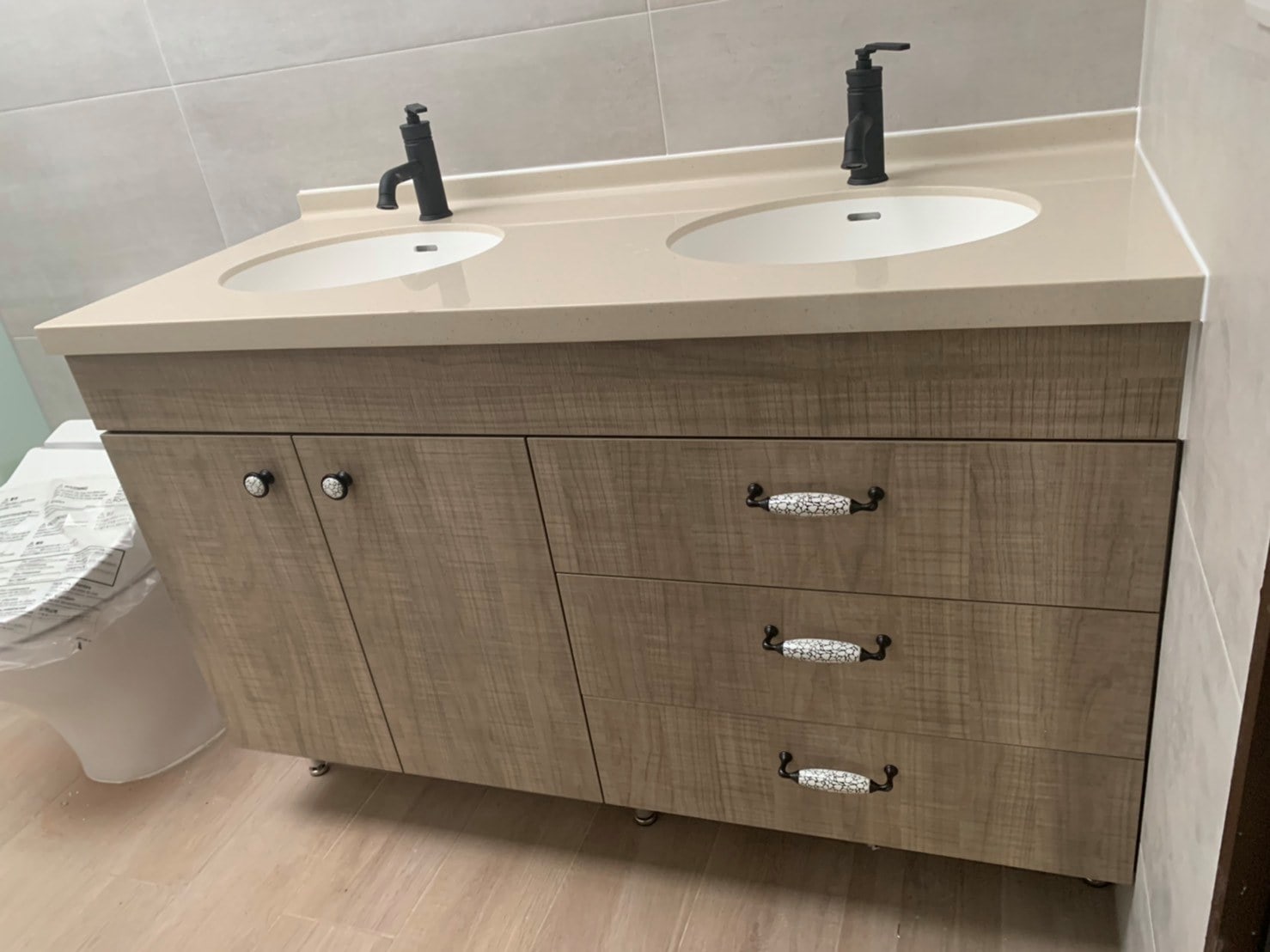 You are currently viewing 案例分享-木紋防水浴室櫥櫃搭配優雅黑色水龍頭