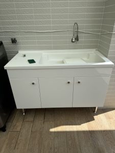 Read more about the article 人造石洗衣槽好用嗎？洗衣台常見材質大評比，防潮抗霉這樣挑！