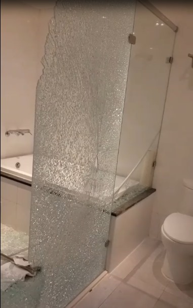 衛浴玻璃隔間破損